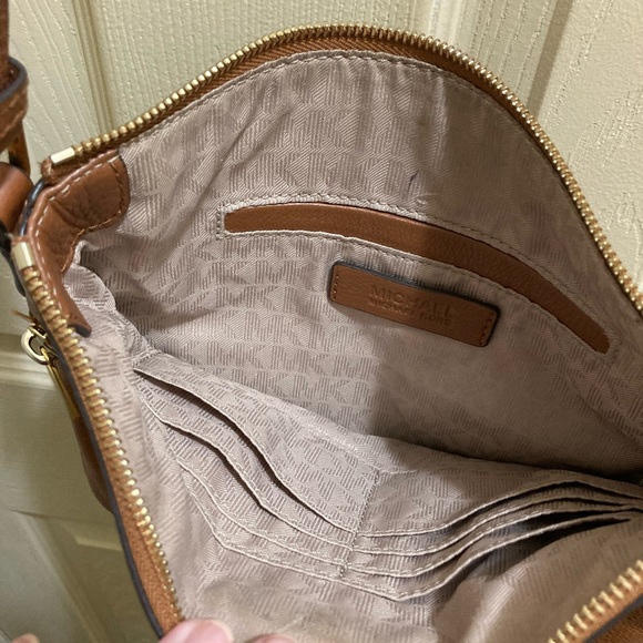 Michael Kohrs Crossbody and matching wallet - Picture 4 of 8